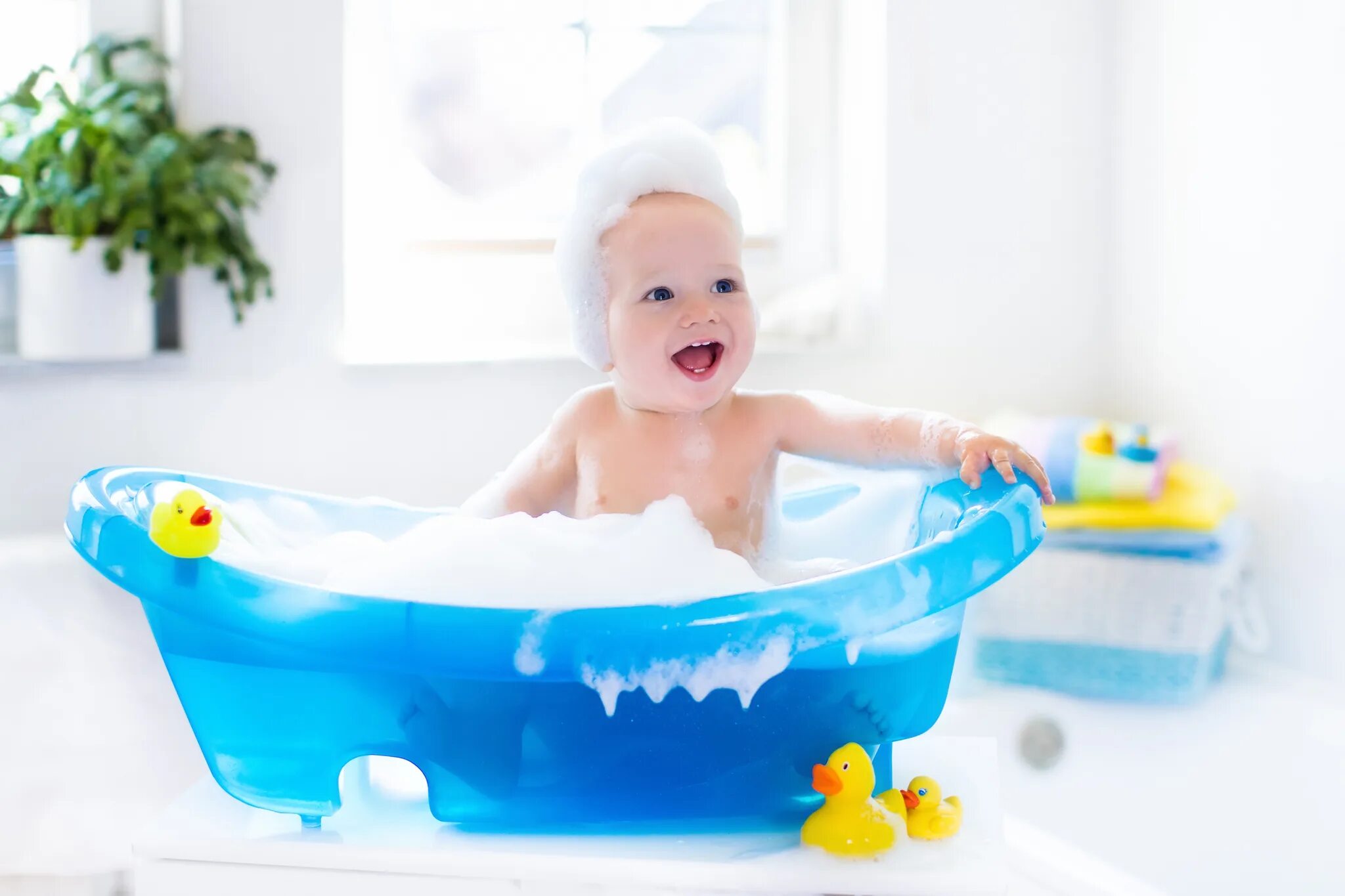 Child bath. Малыш в ванной. Малыш купается. Детская ванночка для купания. Ванная для малыша.