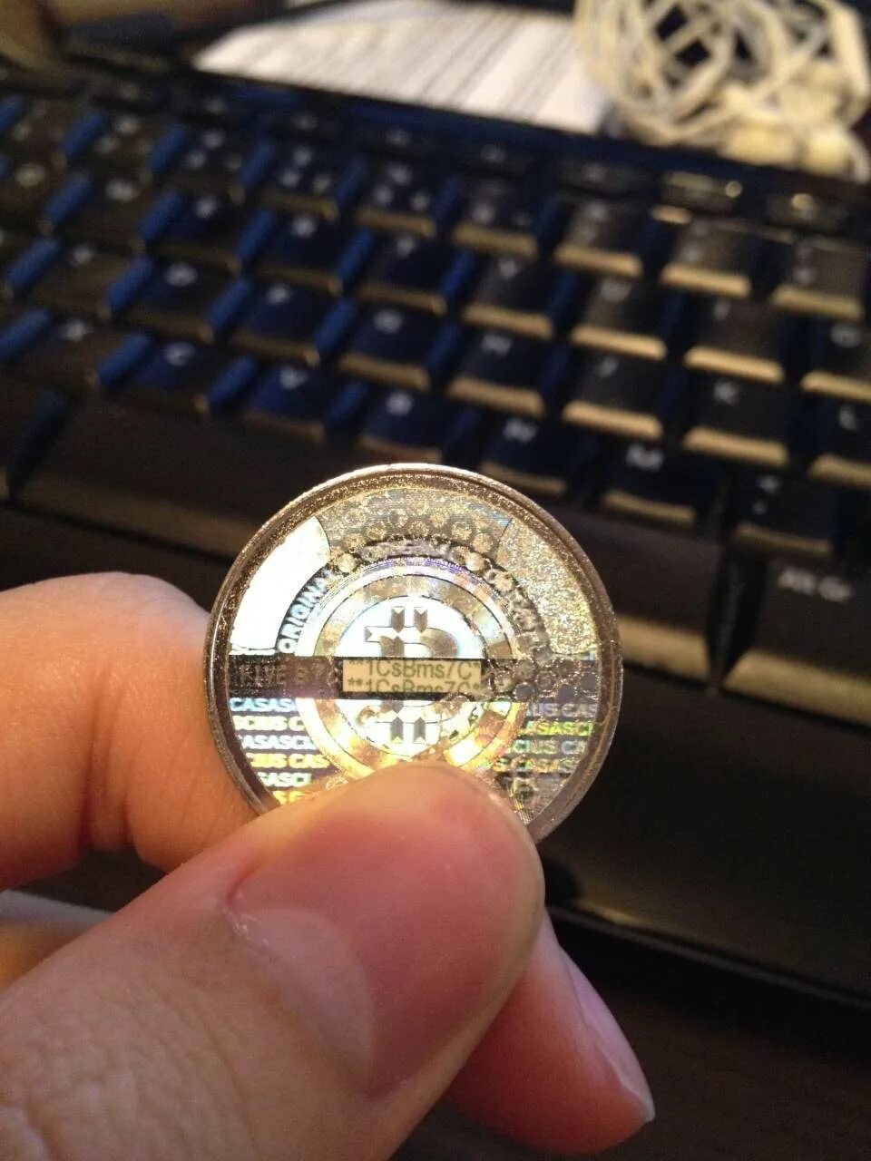 Как выглядит монета биткоина. Монетка биткоин. casascius bitcoin. биткоин физическая монета. биткоин монета в руках.