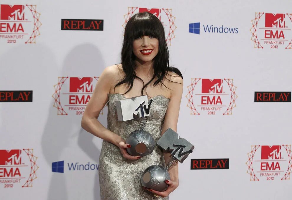 тейлор свифт 2022. вручение наград mtv ema. Mtv europe music awards награда. награда мтв. Mtv europe music awards.