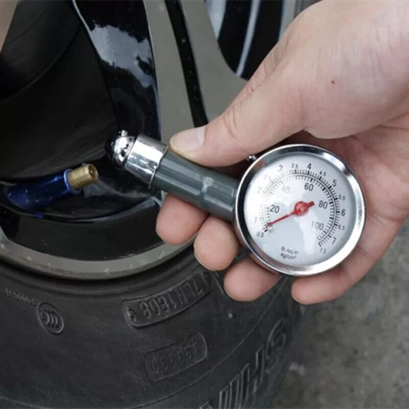 Измерение давления в шинах автомобиля. Манометр автомобильный Tire Pressure Gauge. Манометр давления в шинах ЗИЛ 131. Шкалы измерений манометр автомобильный компрессор 1724кра. Измеритель давления в шинах мотоцикла Ява 250.
