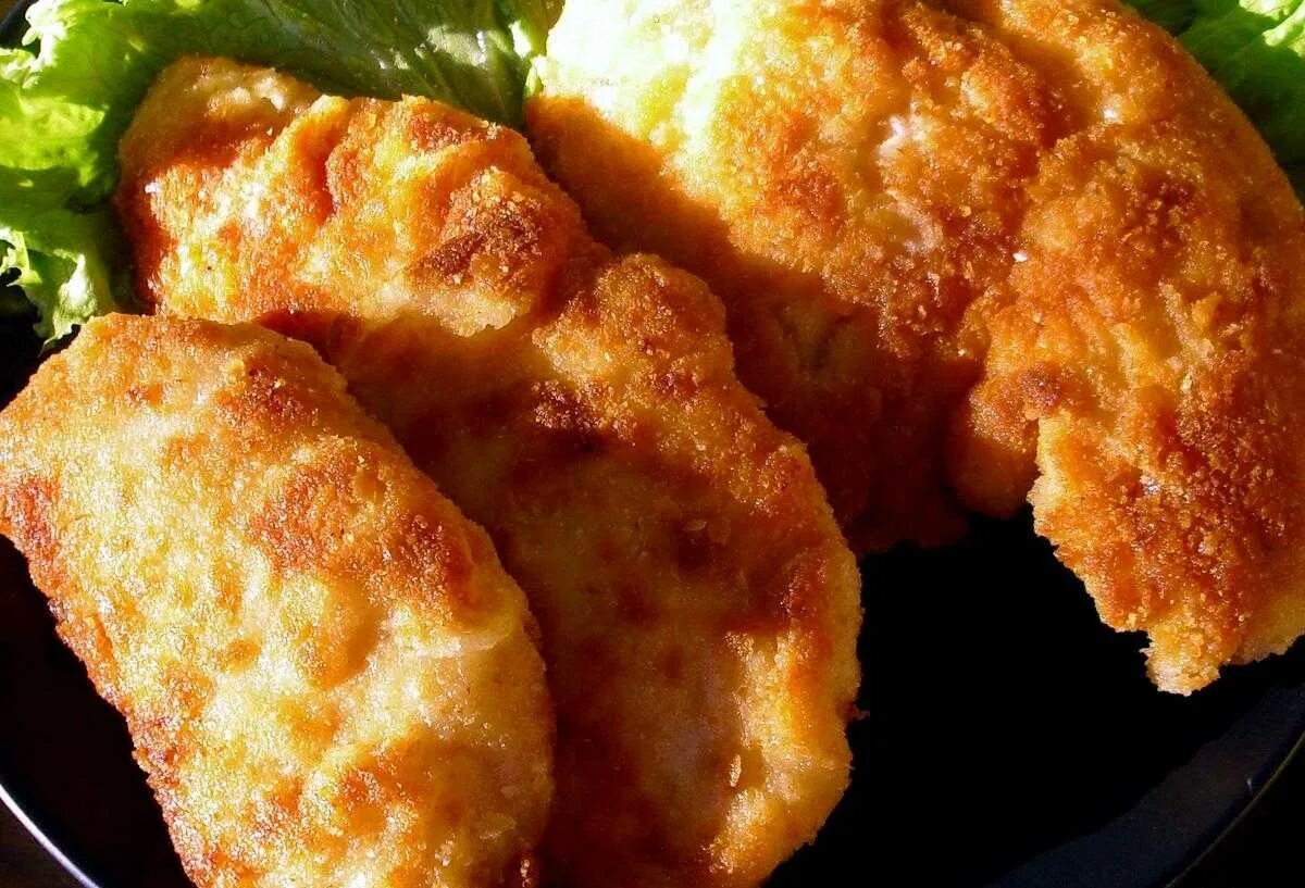 Куриные отбивные в панировочных сухарях. Куриная отбивная в панировке. куриные отбивные в кляре. куриное филе в панировке в духовке. куриная отбивная в панировке на сковороде.