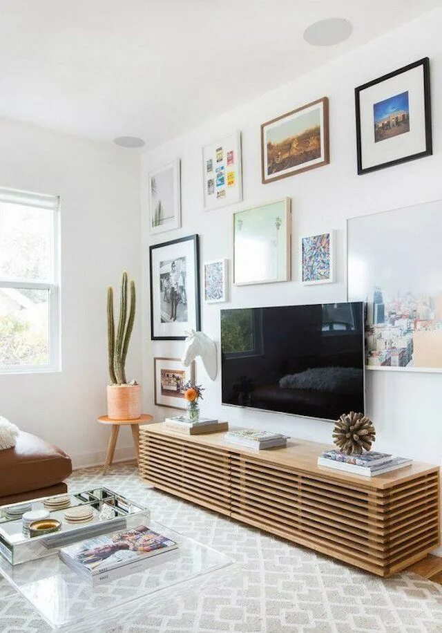 Украсить телевизор. Гостиная с телевизором на стене. Телевизор в интерьере. Телевизор на стене в гостиной. Декор стены с телевизором.