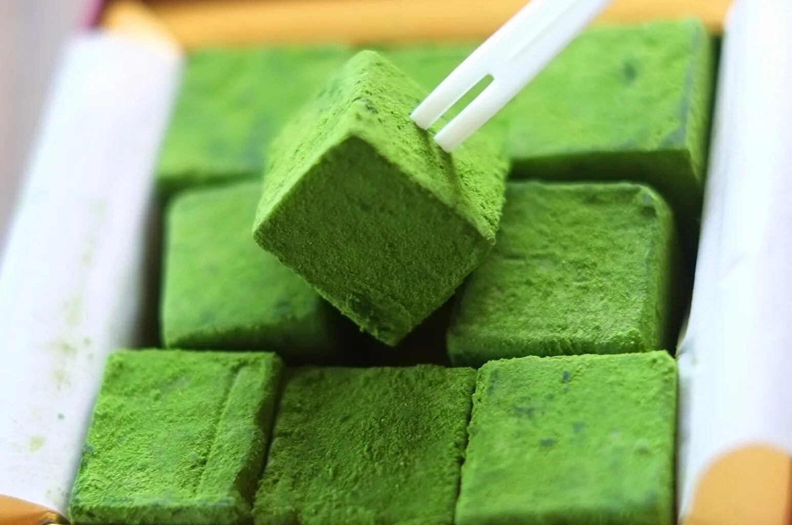 Шоколад Matcha. Зеленый шоколад. Зеленые конфеты. Зеленые сладости