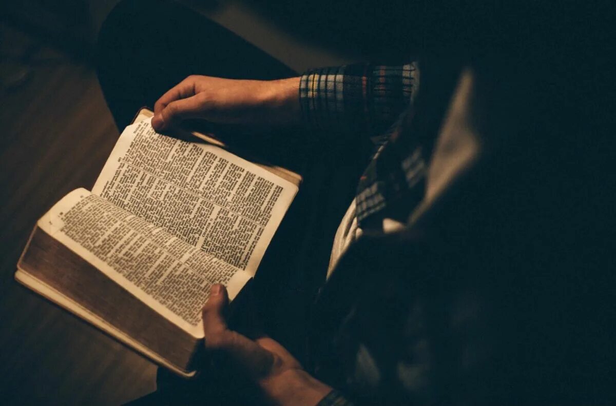 Читаем библию. Чтение Библии. Человек с Библией в руках. Библия в руках. Фотосессия с Библией.