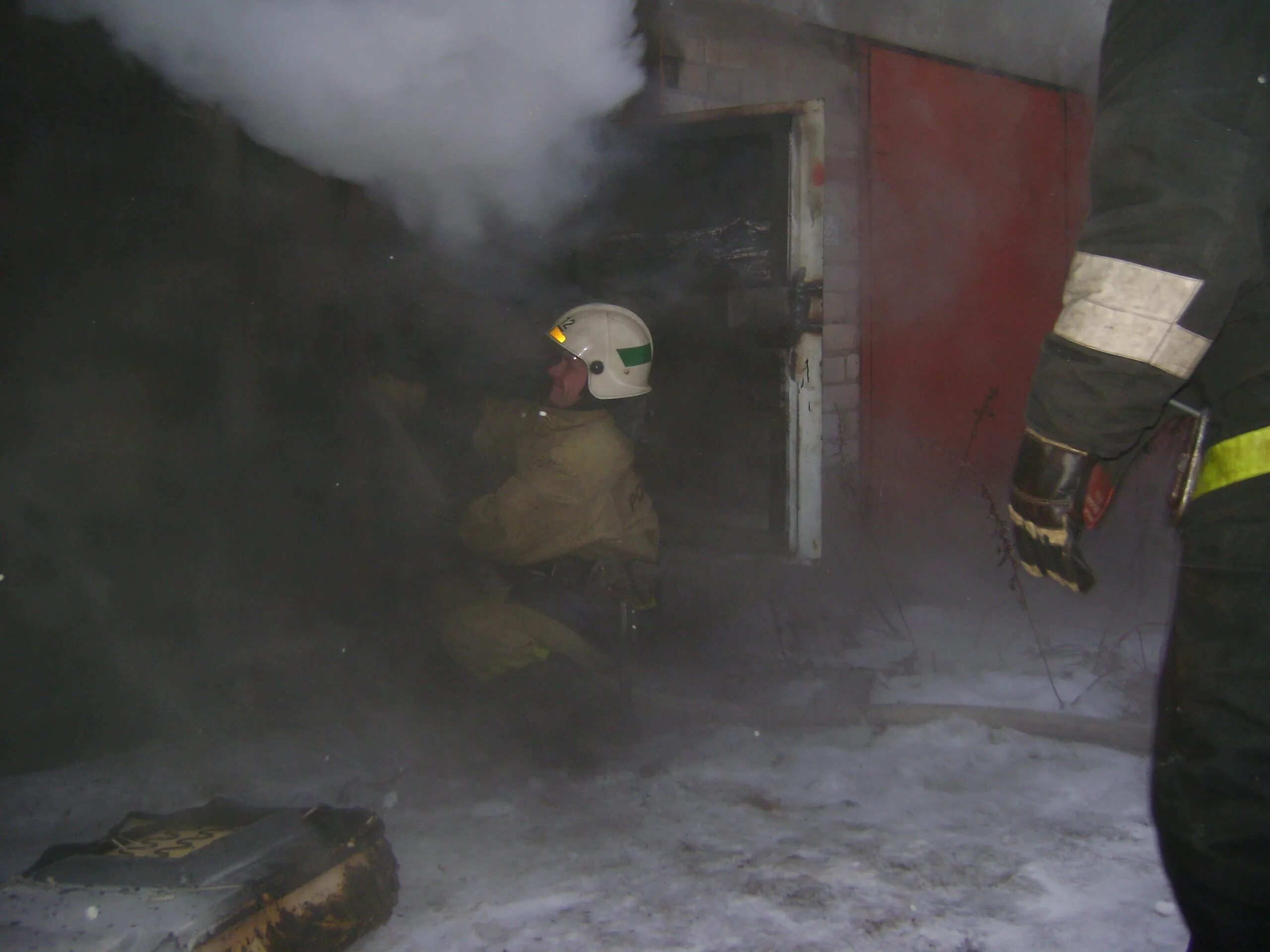 Тушение пожара в доме. Пожар в гаражном кооперативе. Пожарные тушат гараж. Тушение пожаров в гаражах. Тушение пожара.