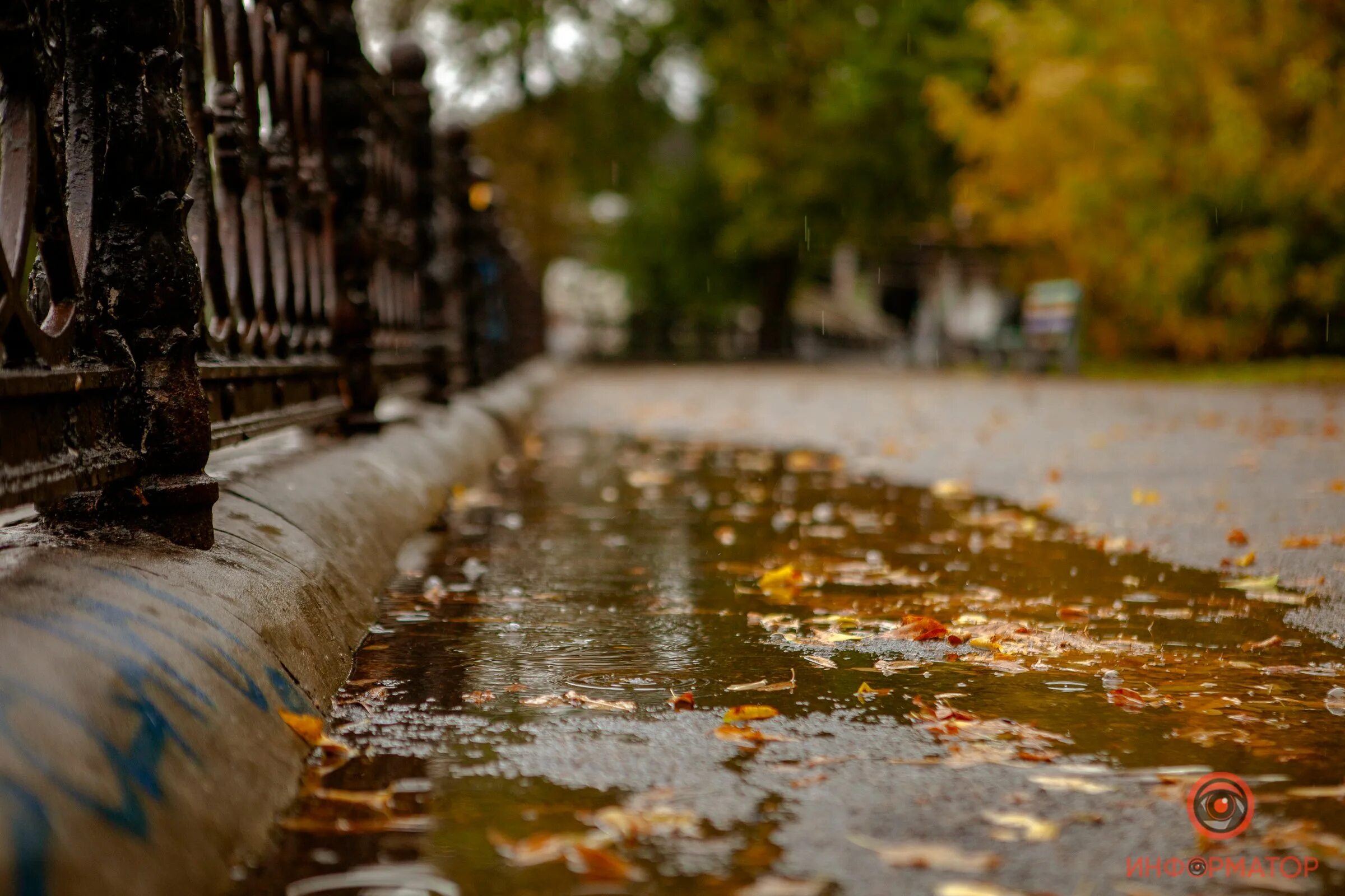 Пасмурный дождливый день. Удмуртия дождь. Капли летнего дождя на стекле. Пасмурная осень в городе. Моросящий дождь.