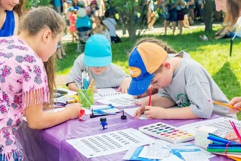 Предлагает детям принять участие в