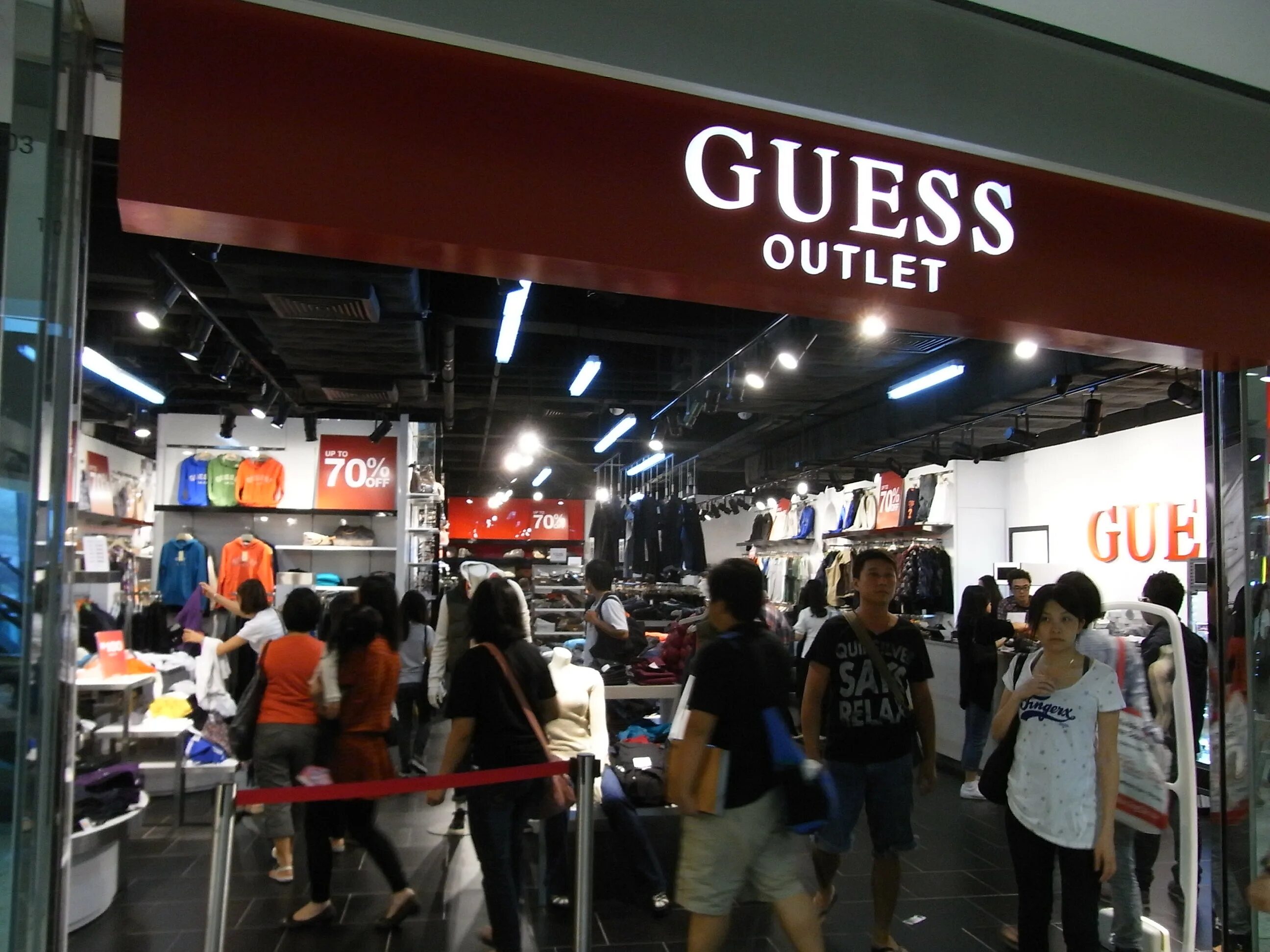 Аутлет guess спб. Аутлет внуково гесс. Guess галерея спб. Магазин guess outlet белая дача. Магазин outlet guess.