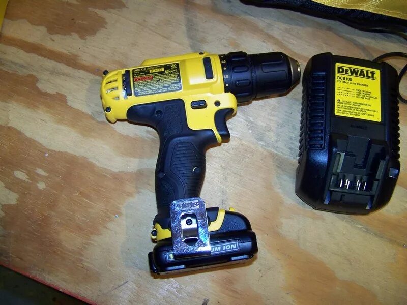 Девольт 12 вольт. Шуруповерт dewalt 12v. 12 v. dewalt xr li-ion dcd710. шуруповёрт деволт 12 вольт. импакт dewalt 12 вольт.