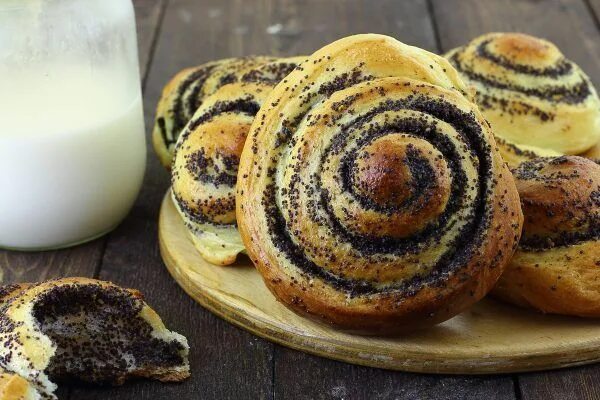 Домашние булочки с маком в духовке. Булочка с маком. Красивые булочки с маком. Булочки с маком из дрожжевого. Плюшки с маком из дрожжевого теста.