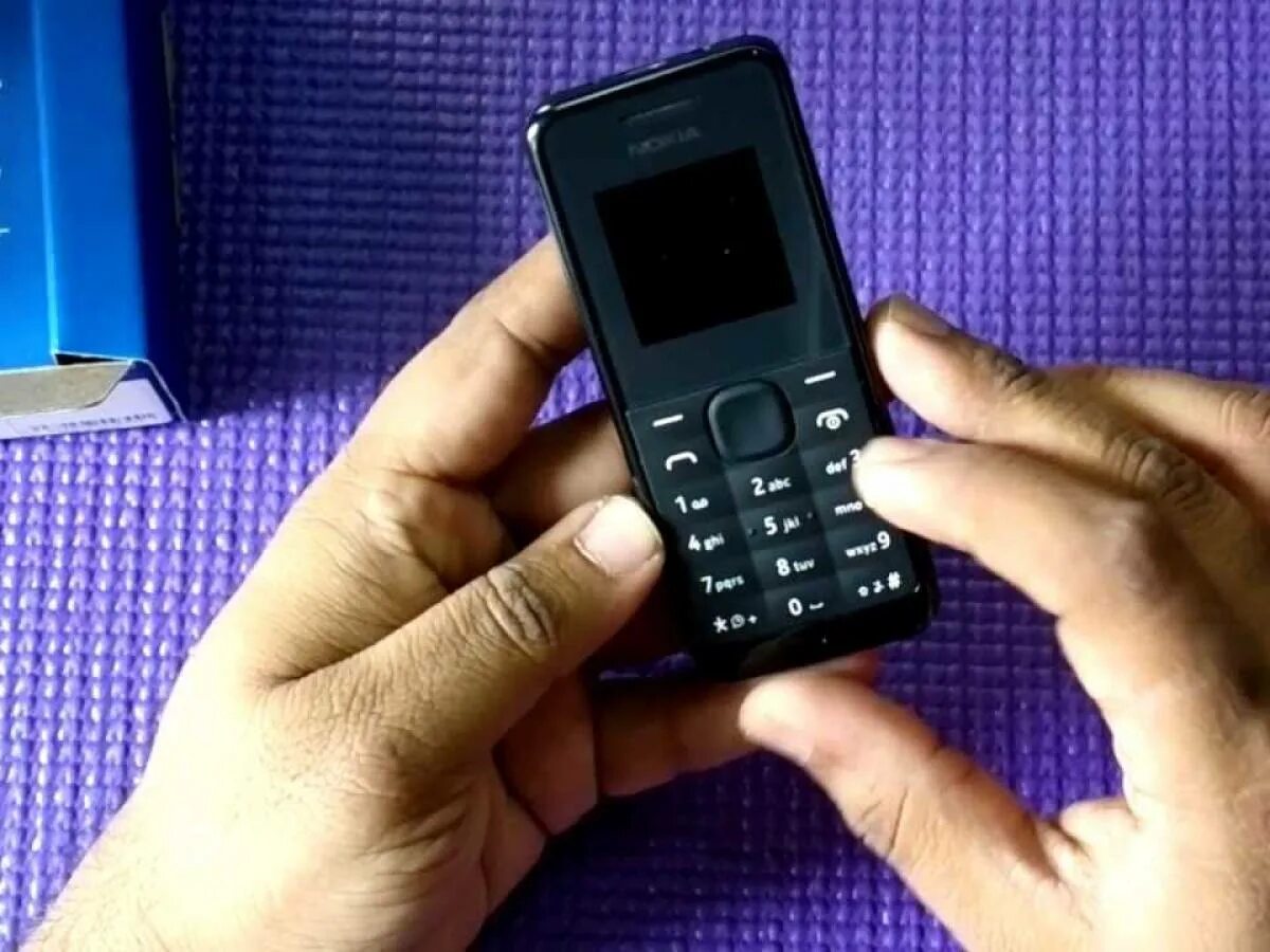 Открыть телефон нокия. Звонилка Nokia 105. Нокиа 105 с камерой. Кнопочный смартфон без камеры. Самый маленький телефон Nokia кнопочный.