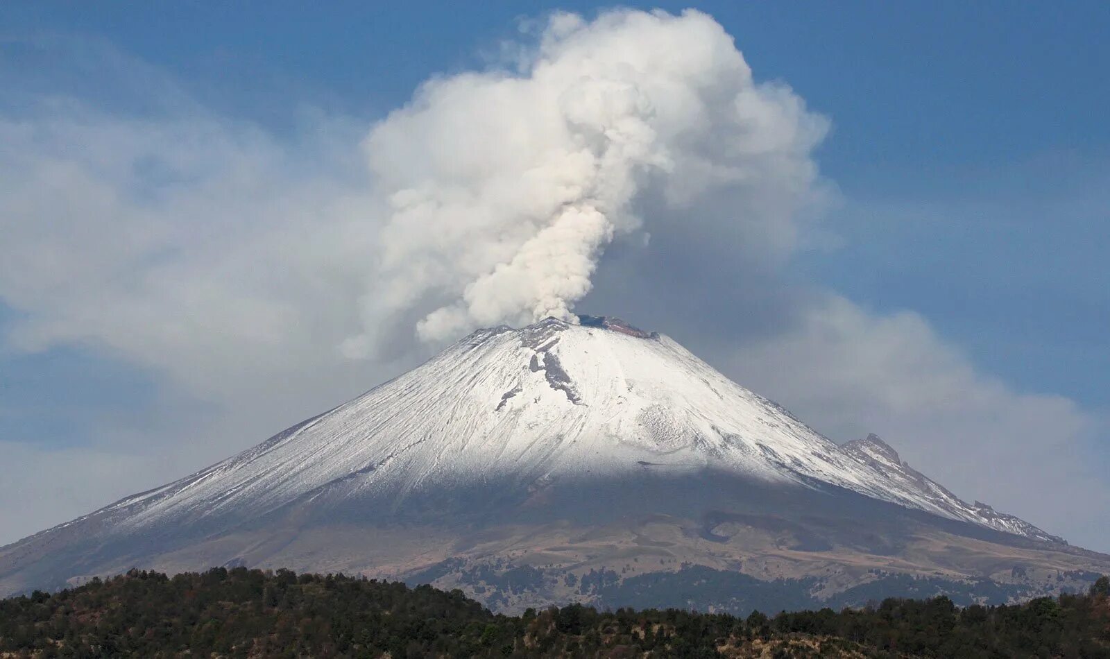 Наивысший вулкан северной америки. Попокатепетль Мексика. Вулкан Попокатепетль извержение. Попокатепетль Пуэбла. Вулкан Мексика Попокатепетль Мексика.