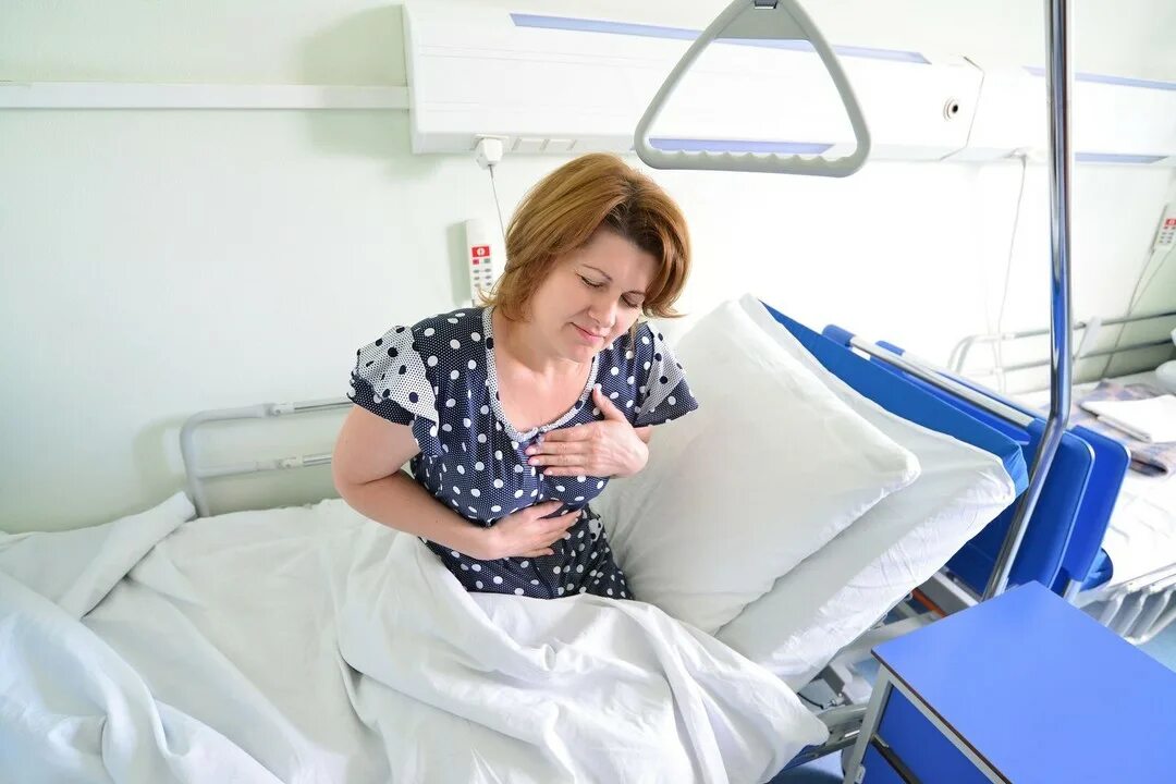 Приходит девушка в больницу