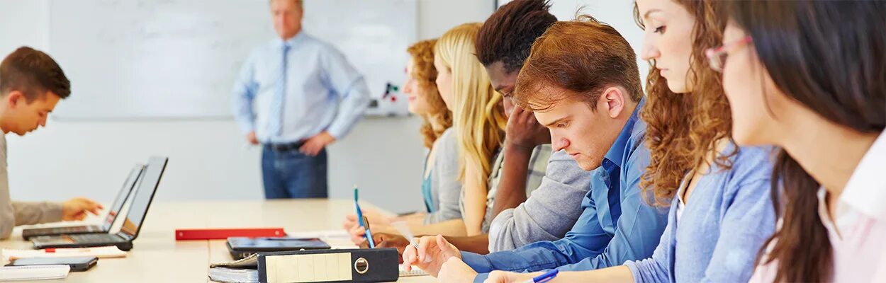 Преподаватель принимает экзамен. Московский институт дополнительного образования. Университет международное нефтегазовое дело. Переобучение и повышение квалификации. Ипо курсы.