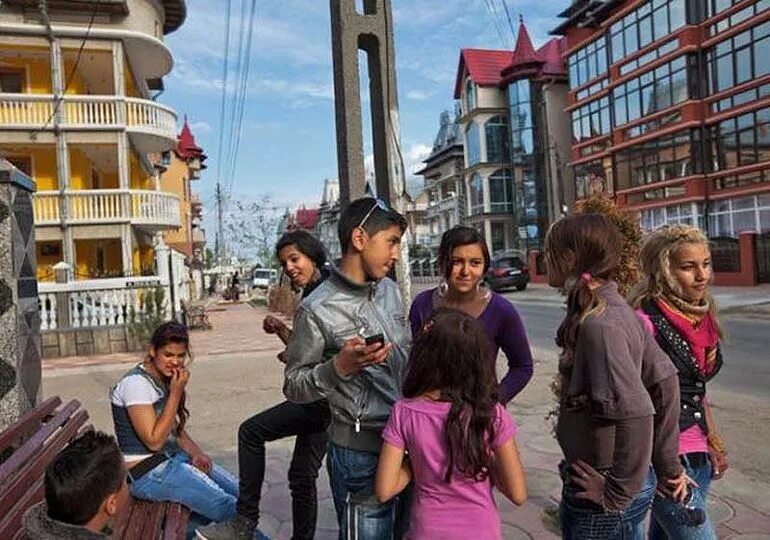 Цыганский город. Город цыган в румынии. Бузеску румыния цыгане богатые. Город бузеску румыния цыгане. Город цыган в румынии.