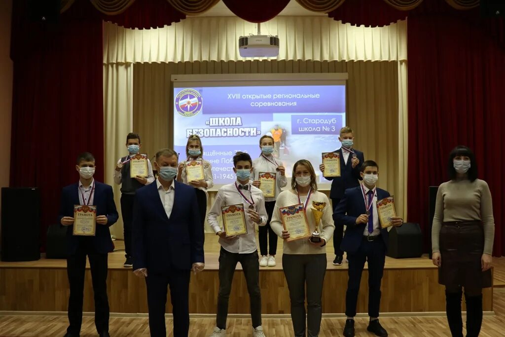 Учитель в школе. Отличница в школе. Награждение отличников в школе. Награждение школьников хао. Награждение в школе.