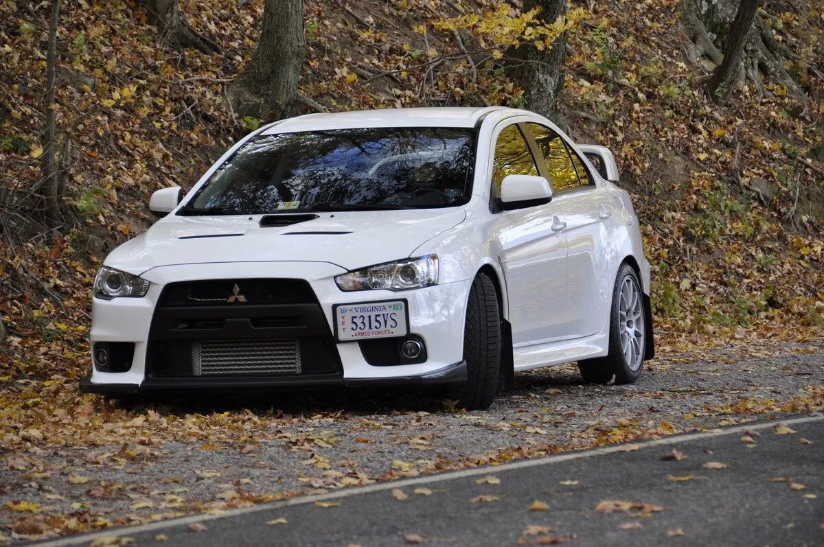 Mitsubishi evo x. Митсубиси Эво 10. Мицубиси Лансер 10 Эволюшн. Митсубиси Эво 10 белая.