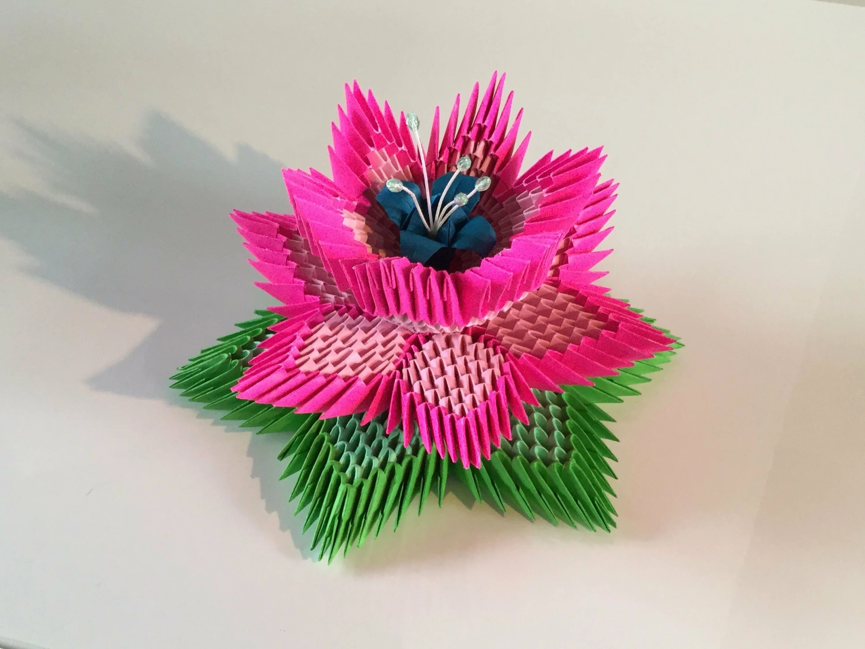 Поделки из бумаги фото. Оригами модульный Лотус. Модульное оригами цветы Лотос. Цветы из треугольных модулей. Цветы из бумажных треугольников.