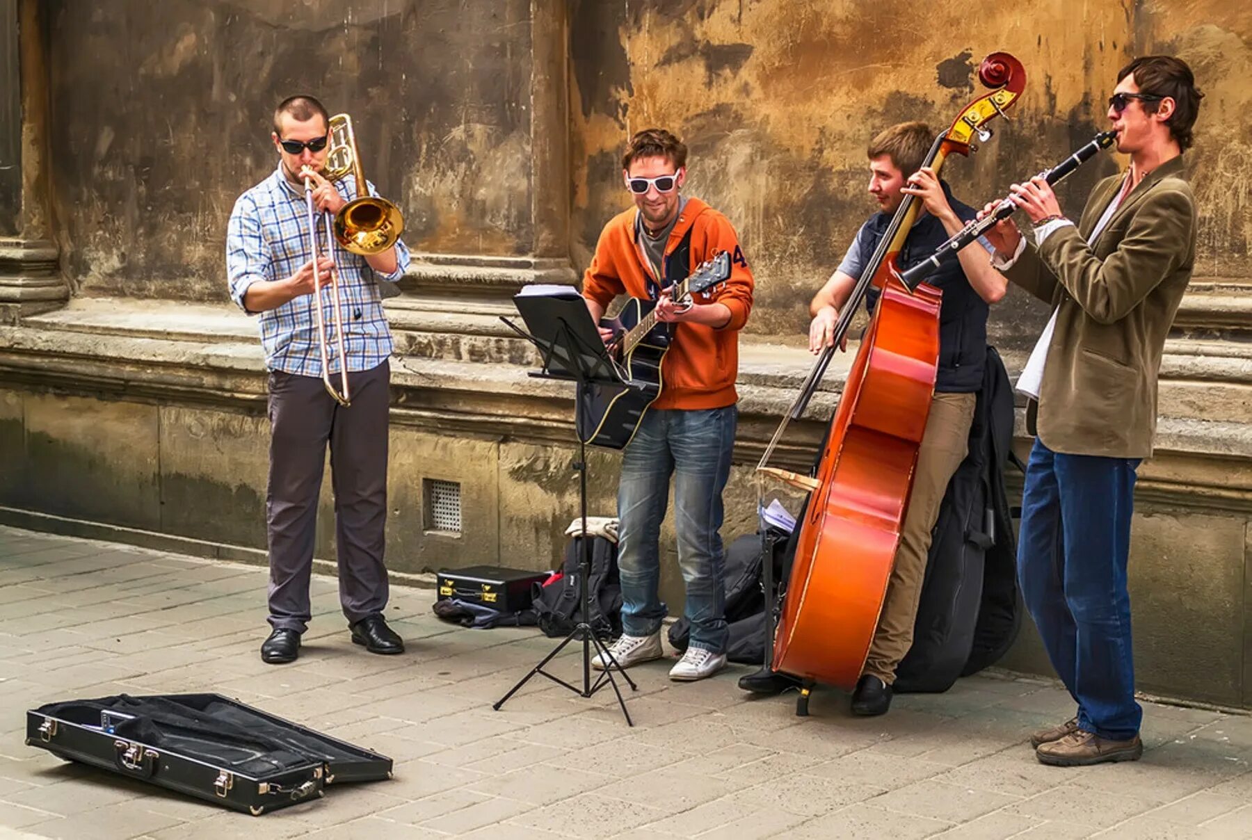 Музыка на улицах слова. Busker Busker группа. Уличные музыканты. Музыканты на улице. Уличные музыканты в Москве.