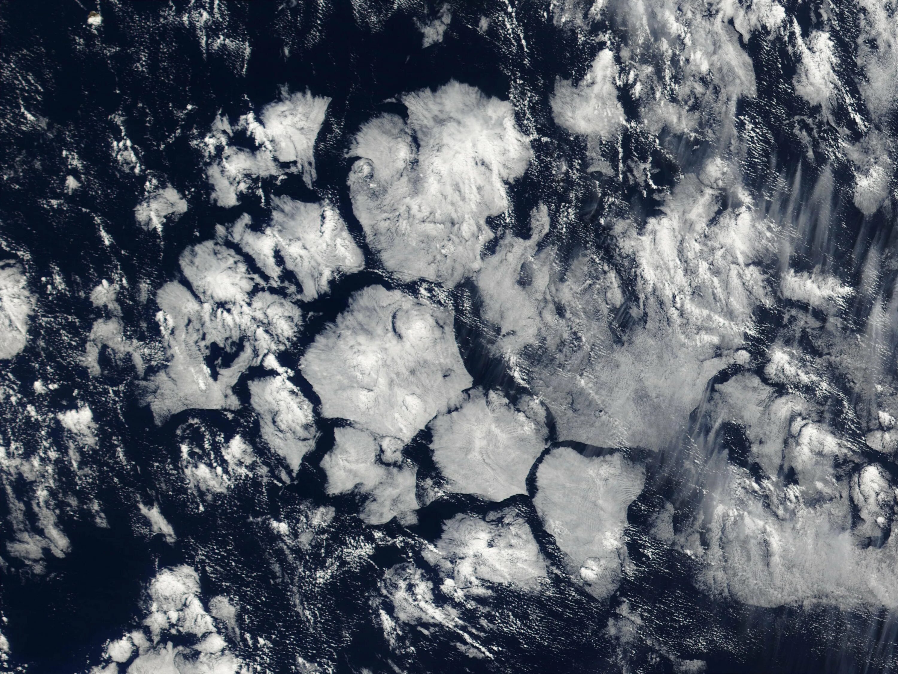 Облака над Бермудским треугольником. Шестигранные облака над Бермудским треугольником. Шестиугольные облака в Бермудском треугольнике. Шестиугольник Сатурна.