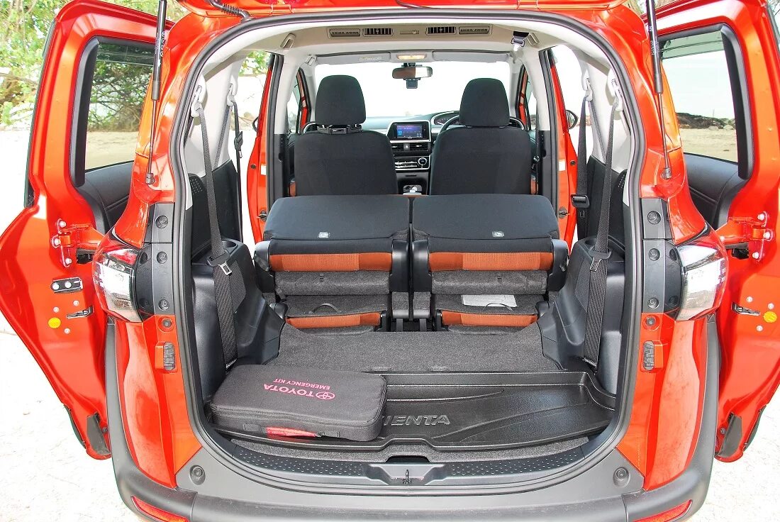 Тойота сиента размеры. Toyota sienta 2 багажник. toyota sienta 7 мест. тойота сиента багажник 5 мест. sienta toyota 2016 багажник габариты.