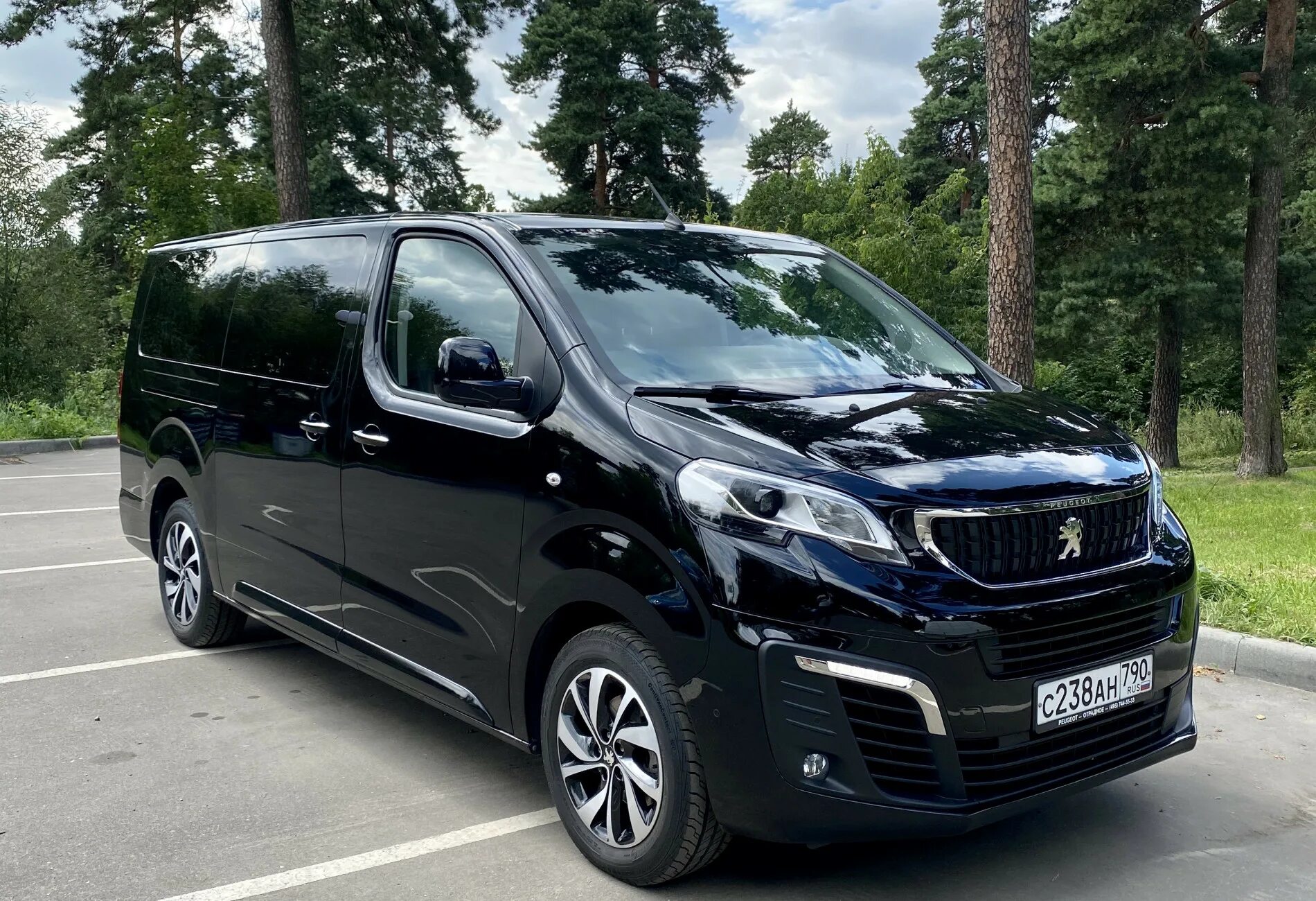 Peugeot traveller 2019. Минивэн Peugeot traveller. Пежо минивэн Тревелер 2019. Пежо минивэн 2021. Купить минивэн пежо