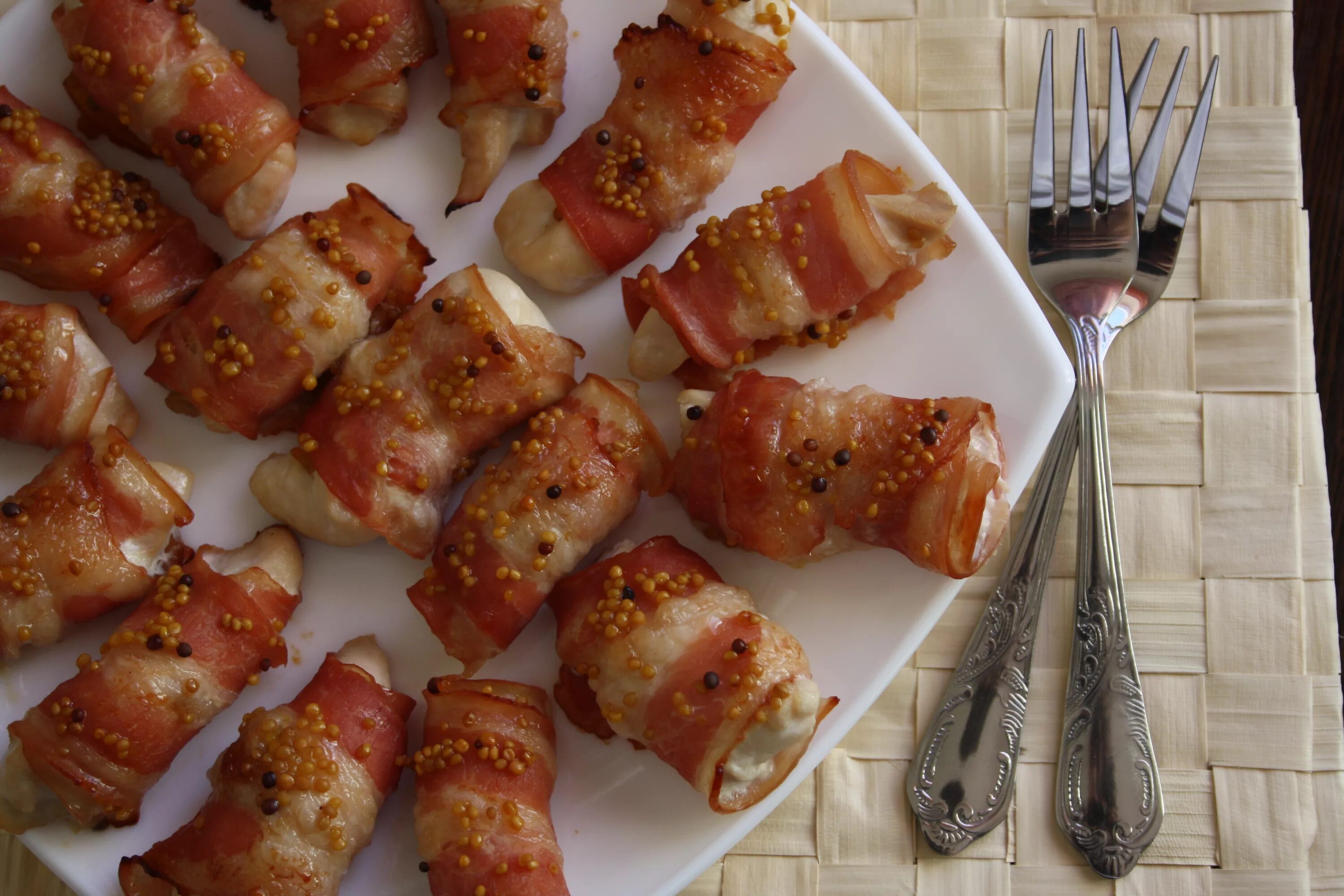 рулет. куриная грудка капрезе. горячие блюда на праздничный стол. рулетики из цукини с курицей. куриные рулетики с вялеными помидорами.