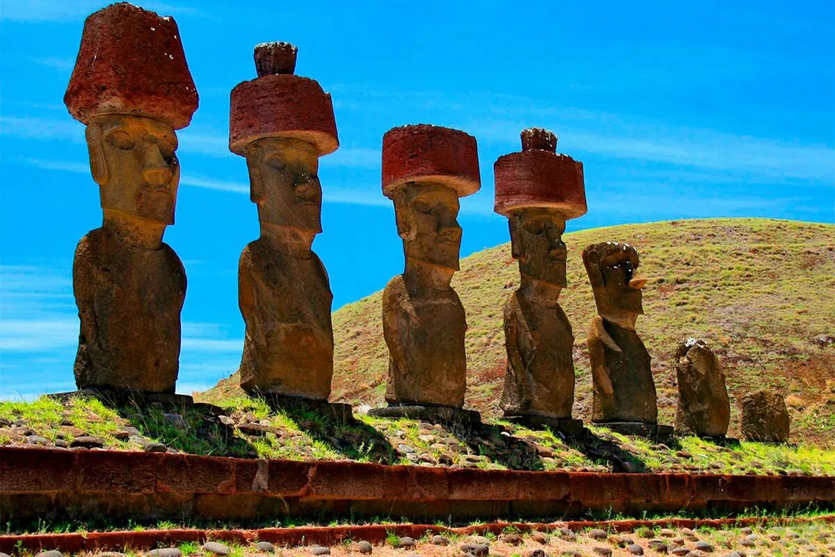 Остров Пасхи статуи Моаи. Национальный парк Рапануи (остров Пасхи). Каменные истуканы острова Пасхи. Каменные статуи Моаи остров Пасхи Чили.