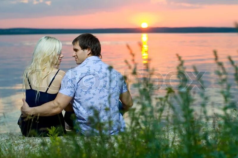 Natural couple. Влюбленные на речке. Влюбленные пары на берегу реки. Фотосессия пары на берегу реки. Фотосессия влюбленной пары на берегу реки.