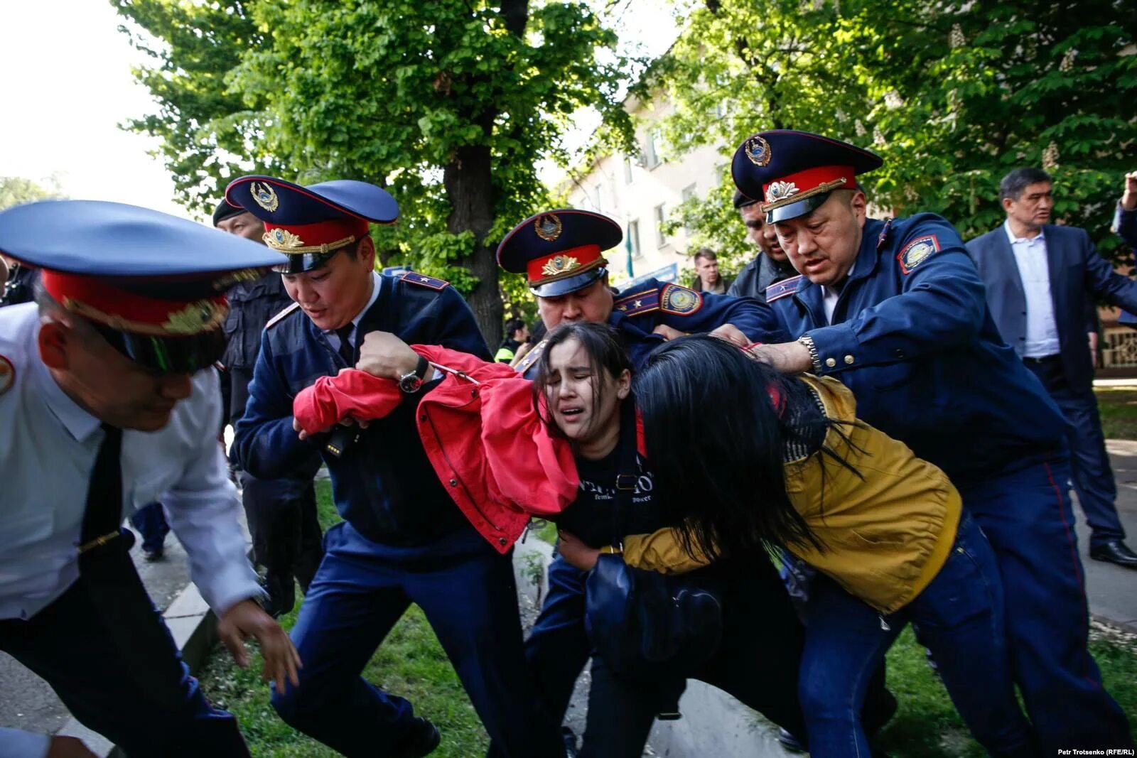 События в казахстане сегодня. Протесты в Казахстане. Митинги в Казахстане 2019. Митинги в Казахстане сегодня. Разгон митинга в Казахстане.