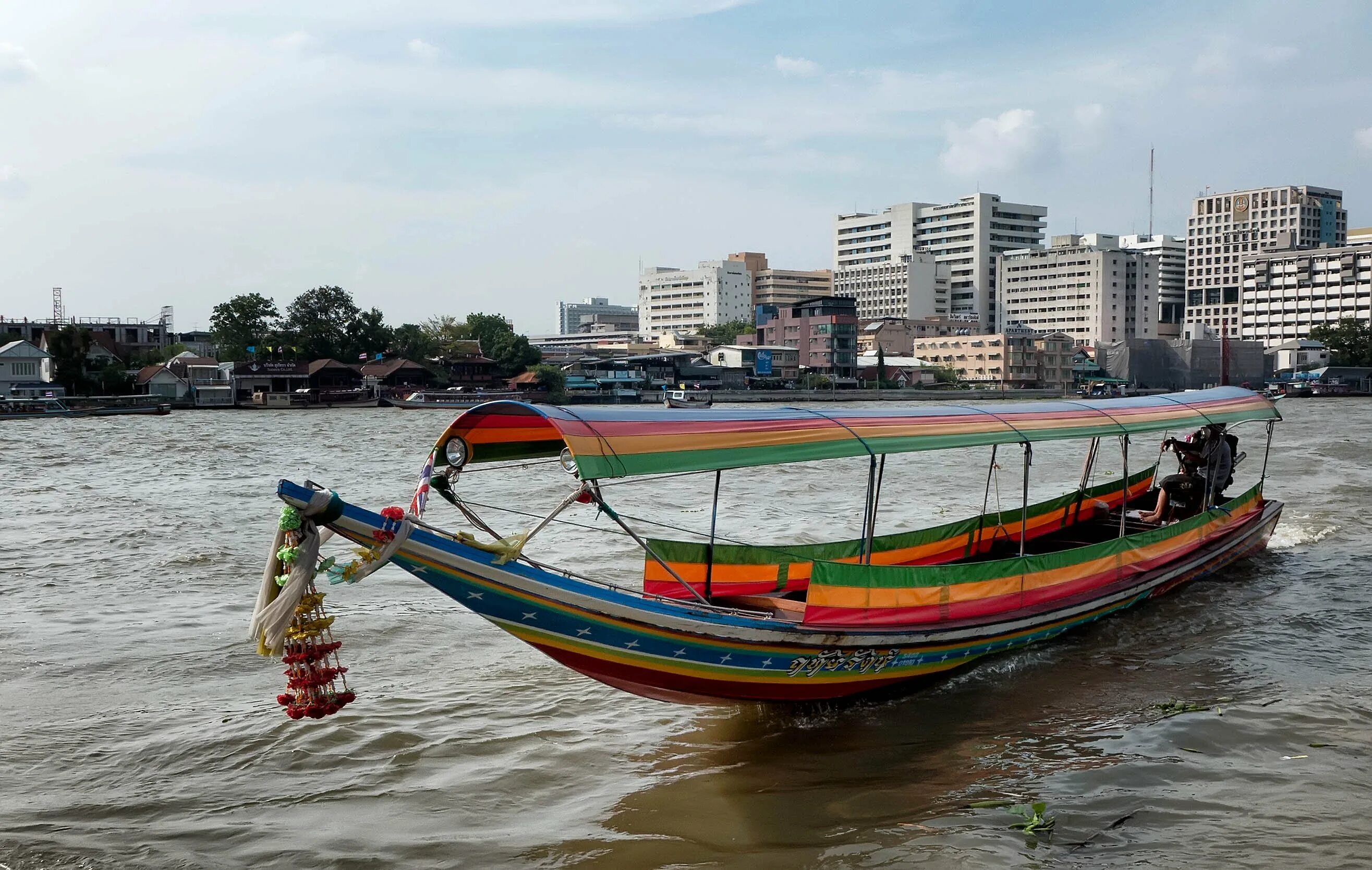 Лодки бангкока. Лонг таил Боат. Лодки в Тайланде. Длиннохвостая лодка Таиланд. Тайская лодка Бангкок.
