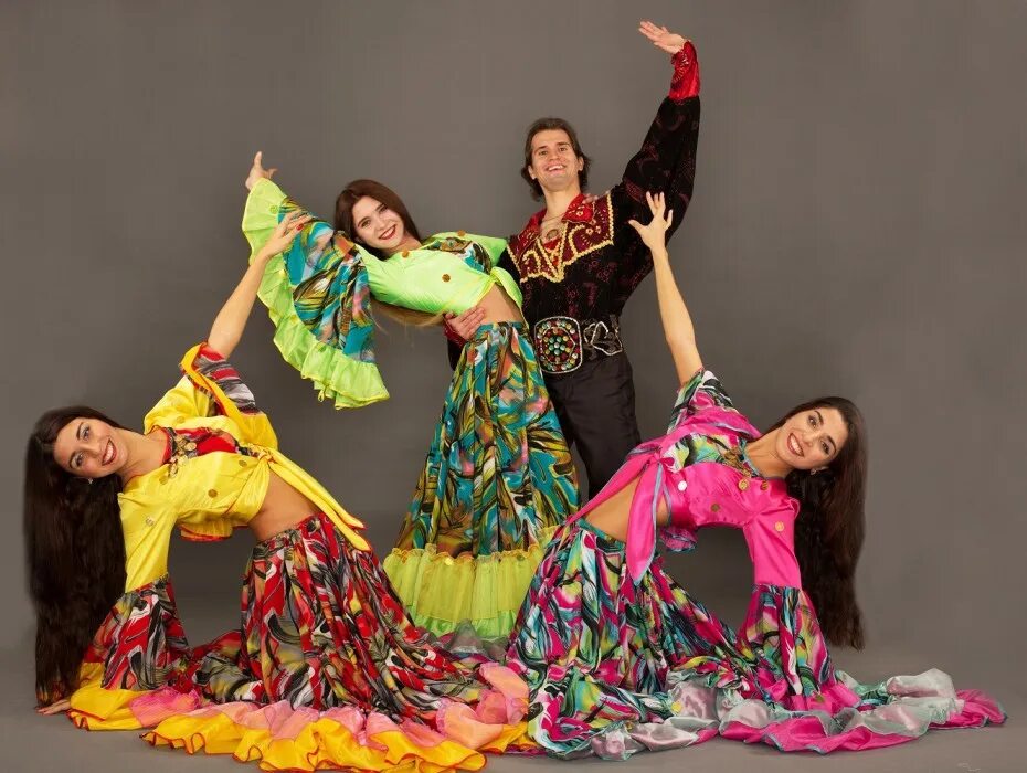 Цыганский ансамбль Свэнко. Цыганский национальный танец. Цыгане танцуют. Народные танцы цыган. Веселые цыганские танцы