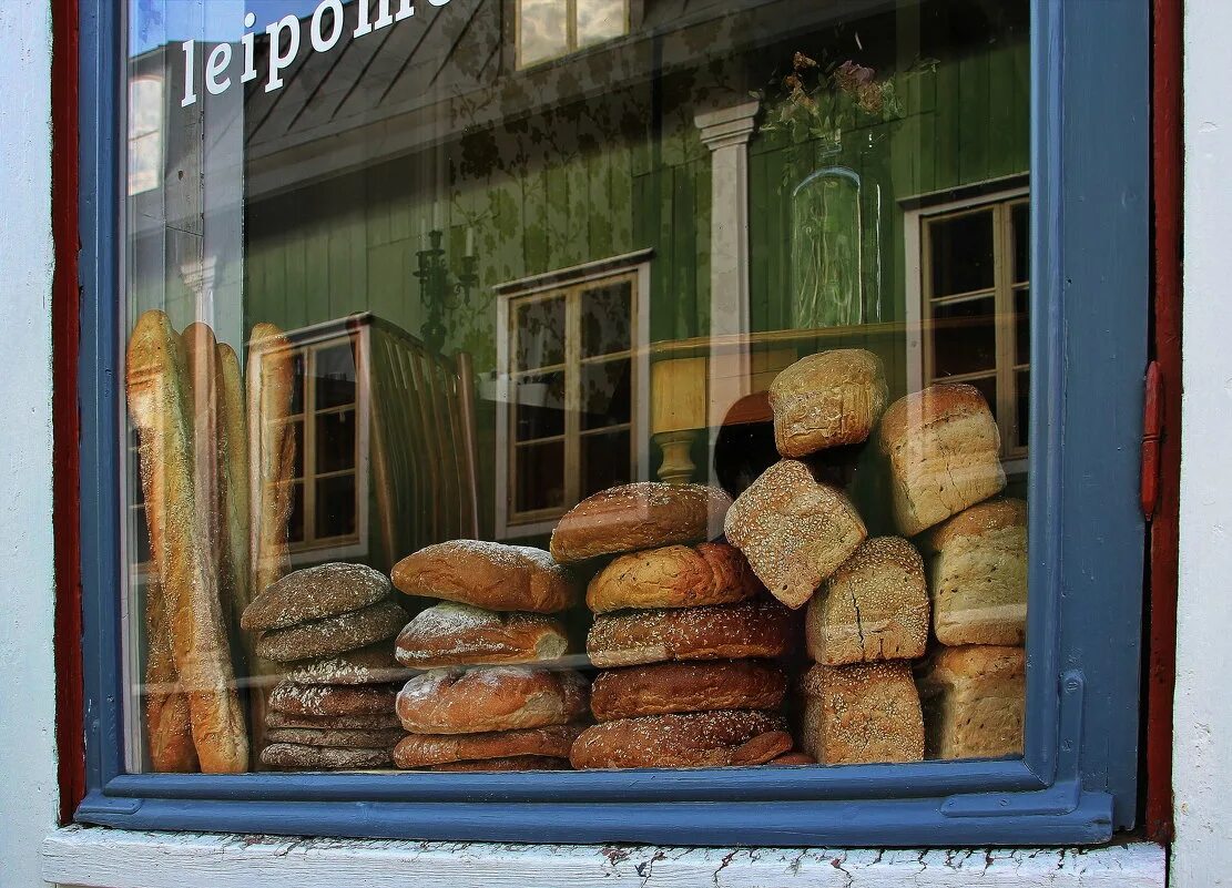 выкладка хлебобулочных изделий. хлебная усадьба санкт-петербург. новодмитровская флакон завод магазины одежды casual. булочные изделия в магазине. универмаг хлебный.