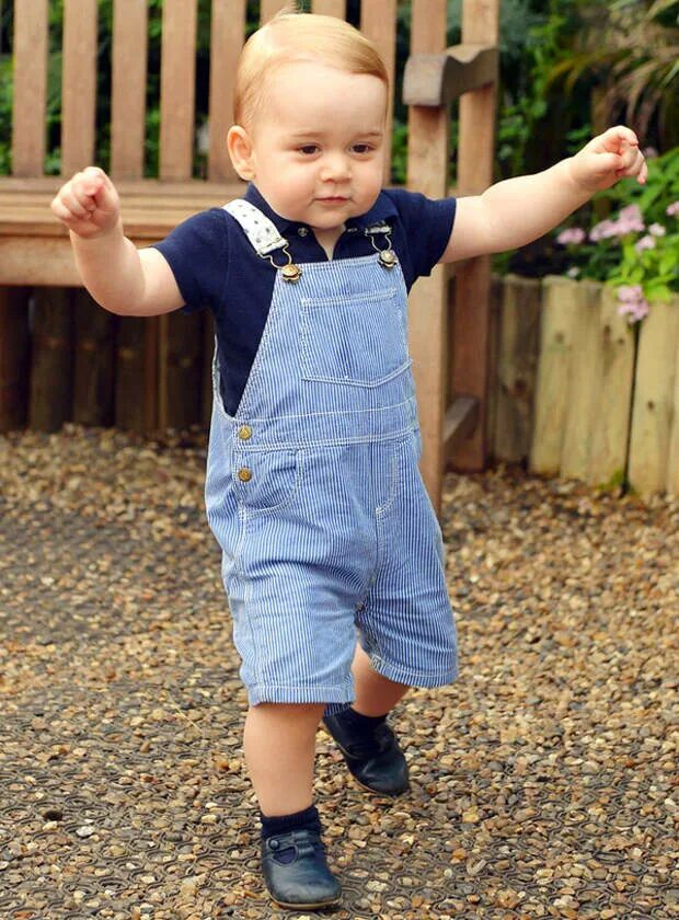 2 летний малыш. Принцу Джорджу Кембриджскому 1 год. Принц Джордж Кембриджский 1 годик. Принц Джордж Кембриджский маленький. Принц Джордж Кембриджский год рождения.