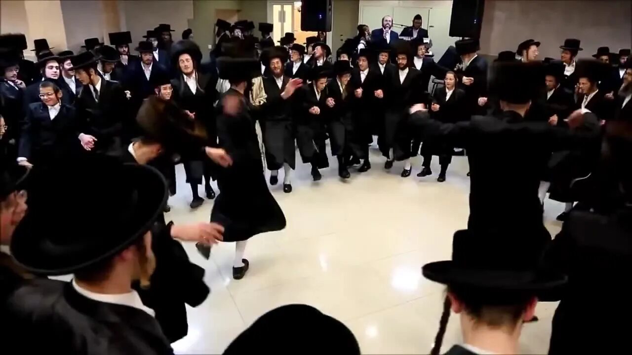Танцующий хасид. Танцы хасидов. видео хариды пляшут с флагом. happy jew dance.