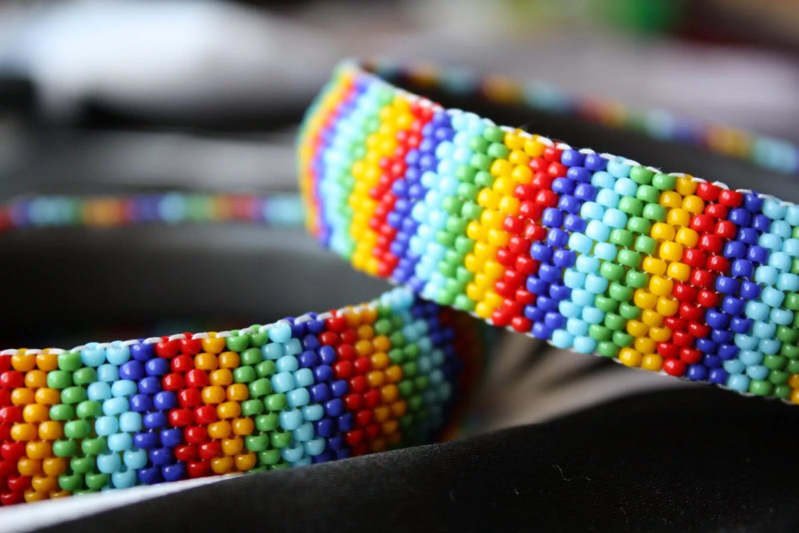 Браслет из стекляруса. Фенечки из бисера. Плетение бисером браслеты. Плетение бисером браслеты. Браслетики из бисера.