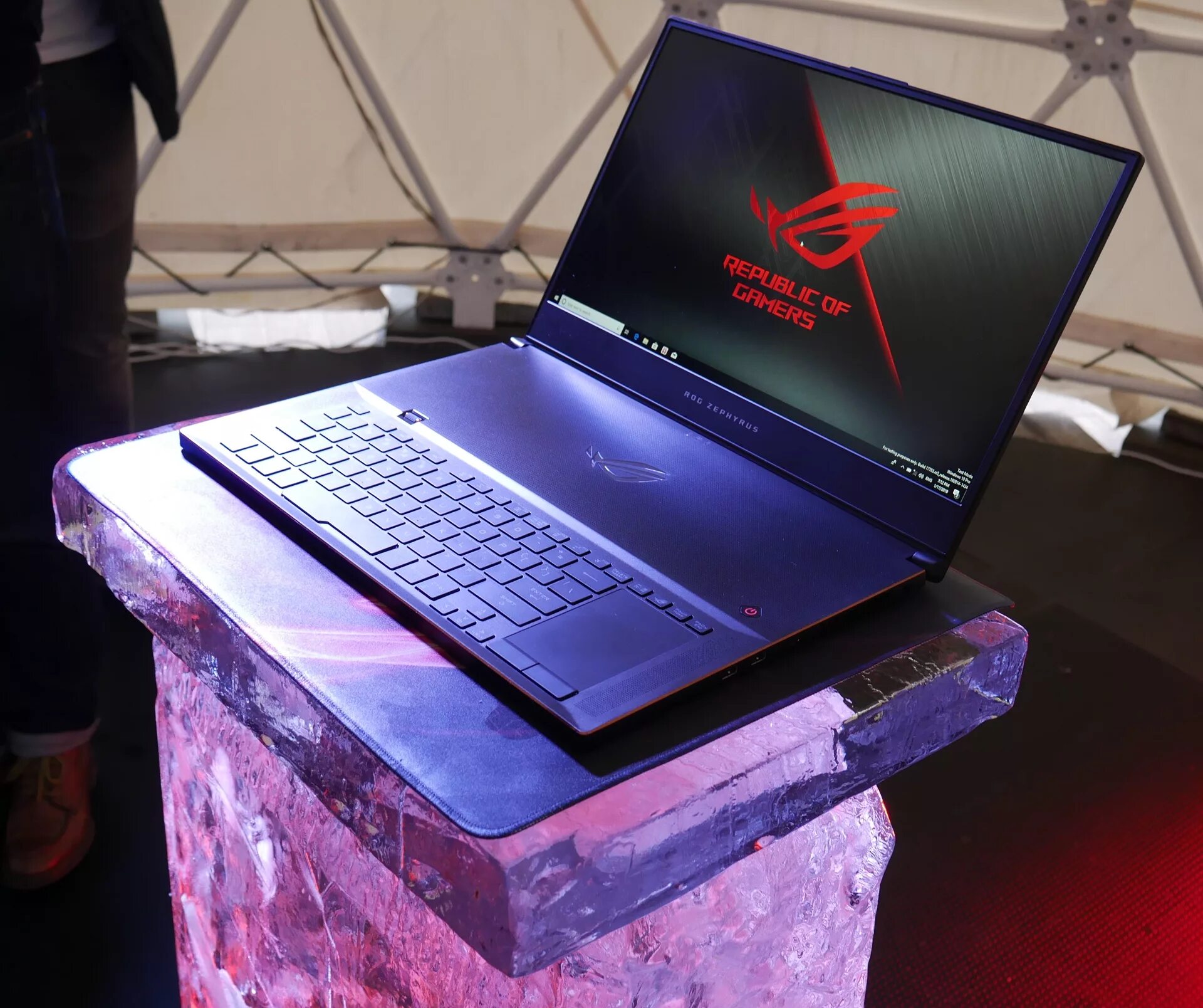 Новые ноуты. ASUS ROG Zephyrus s gx701. Асус игровой ноутбук 2020. ASUS ноутбук игровой 2019. ASUS ROG ноутбук 2020.