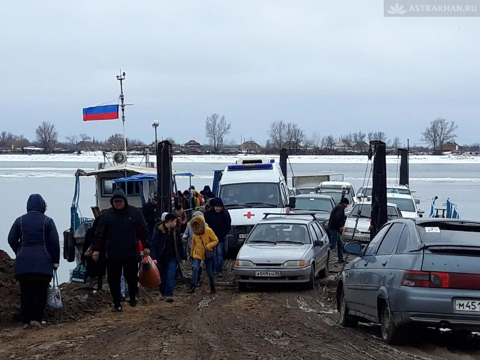 Погода красный яр астраханская область. Понтонная переправа красный Яр Астраханская. Переправа красный Яр Астраханская область. Паром красный Яр Астраханская область. Понтонная переправа в Красном Яру.