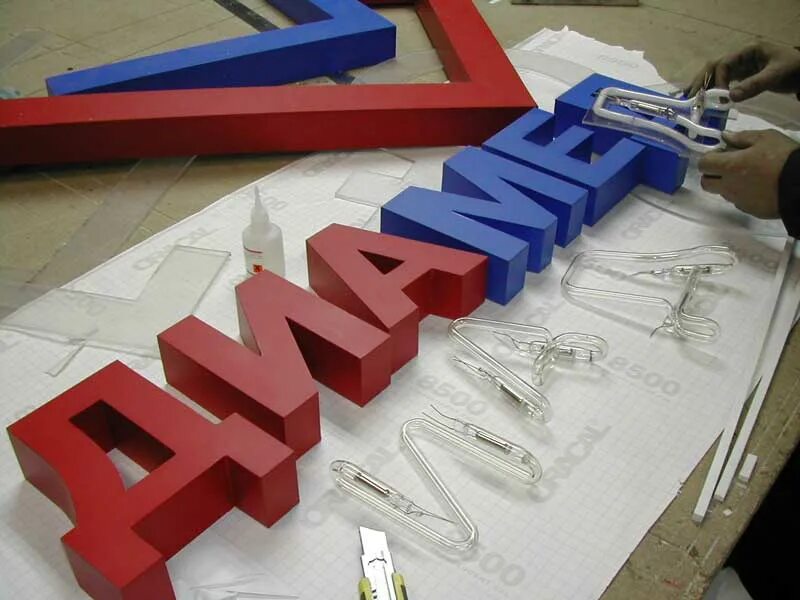 разновидности объемных букв. объемные световые буквы вид сбоку. буквы с контражурной подсветкой чертеж. необычные объемные буквы. буквы технология.