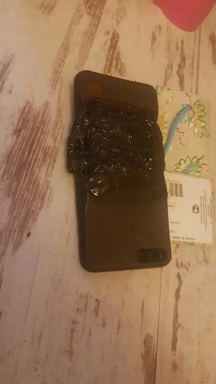 Samsung galaxy z flip 3. Потух смартфон. Горящий ксяоми. Айфон заряжается. Потух смартфон.