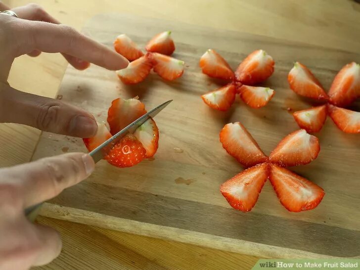 Как красиво нарезать клубнику. Красиво нарезать клубнику. красиво нарезать клубнику для украшения. порезанная клубника. красиво разрезать клубнику.