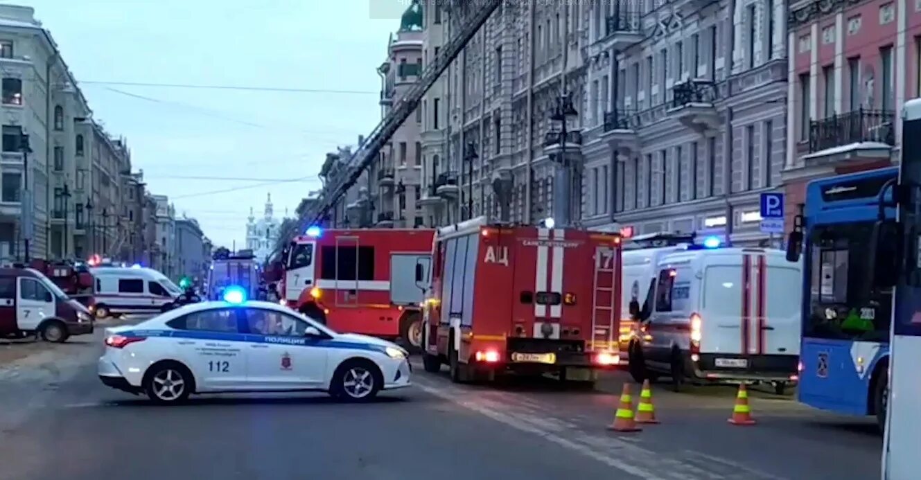Что случилось 10 мая в санкт петербурге. Суворовский проспект санкт-петербург 43-45. пожарные сейчас. пожар на суворовском сегодня.