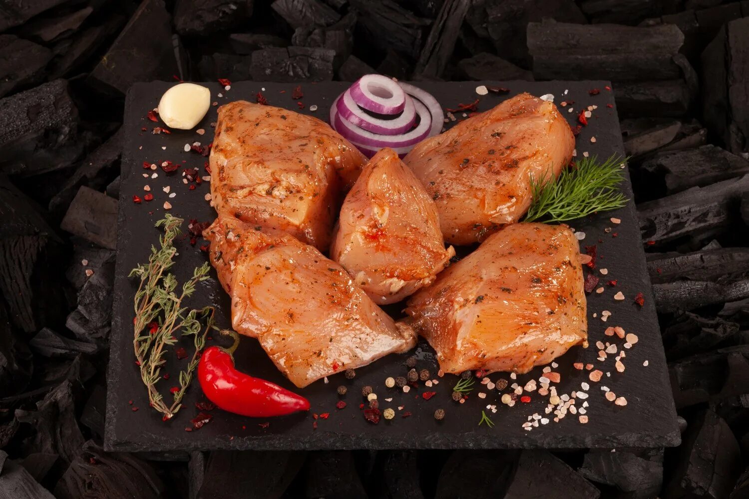 Сколько жарить филе на мангале. Куриная грудка шашлык. грудка на гриле. куриная грудка в маринаде. куриное филе на гриле.