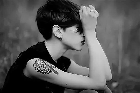 пикси грановская. грустная девушка с короткой стрижкой. блондинка с короткими волосами. брюнетки с короткой стрижкой. брюнетка с короткими вол.