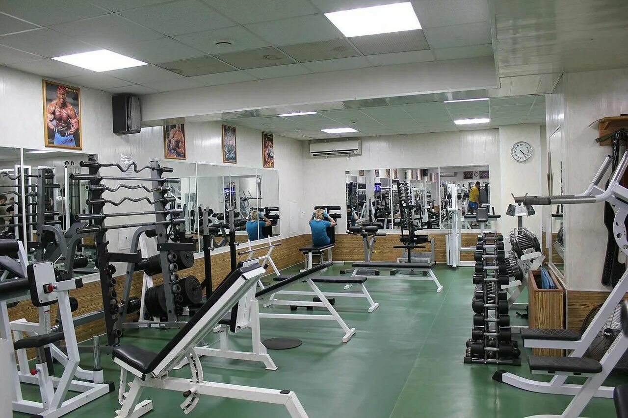 Тренажерный зал лидер рыбацкое. Лидер зал. Тюмень лидер спортзал. Юность орск тренажерный зал. Лидер спортзал в сургуте.