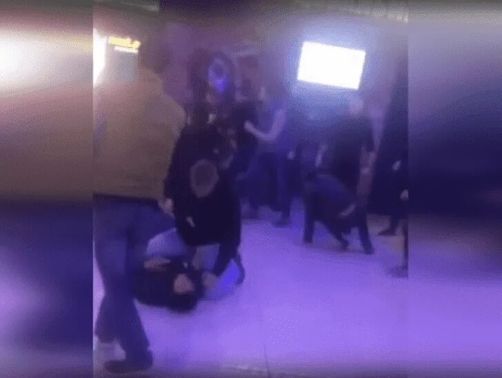 Драка в уфе. Драка охранника в перекрестке. Драка в уфе. Драка в уфе. Жители уфы.