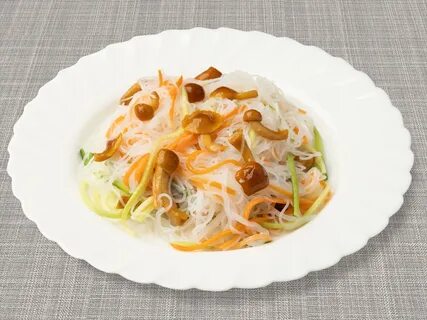Фунчоза с колбасой и овощами