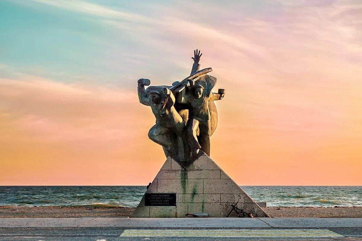 Евпатория 16 апреля. Памятник евпаторийскому десанту евпатория. памятник морякам десантникам евпатория. евпатория морской десант 1942. памятник десанту в евпатории.