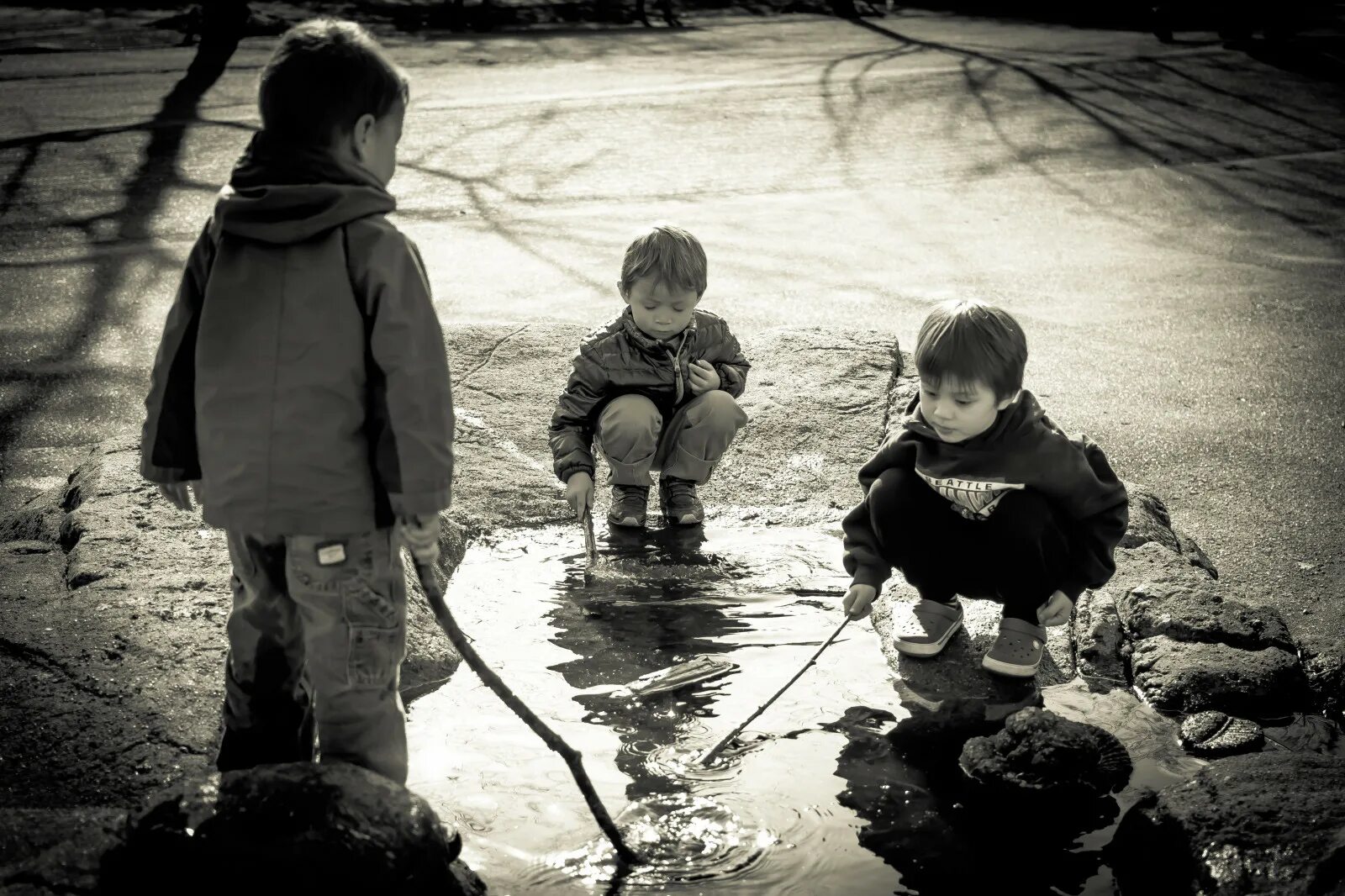 Человек для детей. Шайка злых уличных детей. Уличные детей в ноябре картинки. Дети и вода фото ч/б. Все время уходит на детей