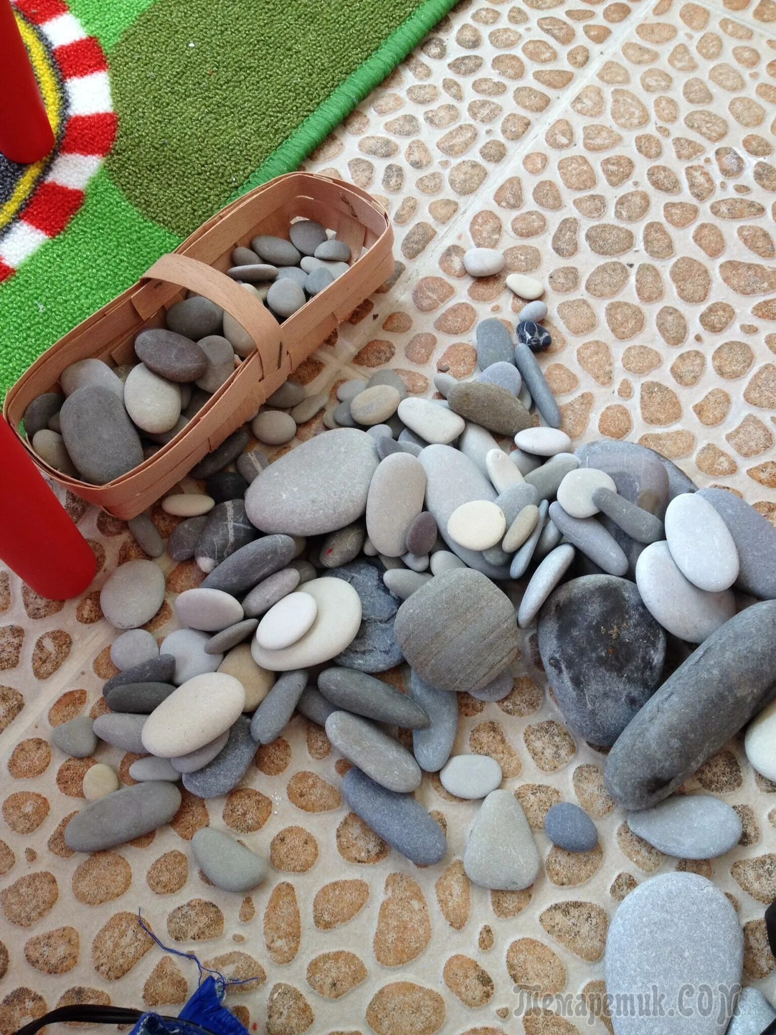 коврик из гальки. куча камней. композиция из морских камней. чем можно заменить камни. панно из гальки.